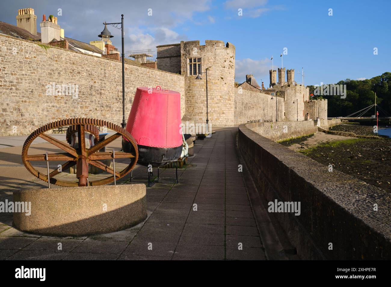 Le mura medievali della città di Caernarfon sulla costa del Galles settentrionale, un sito patrimonio dell'umanità Foto Stock