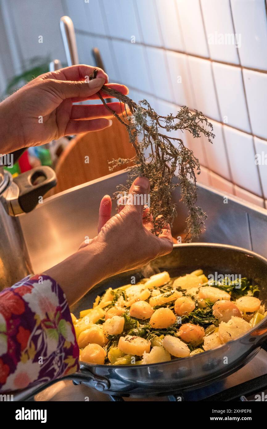 Francia, Essonne, Yerres, PROPRIETE Caillebotte, orto Caillebotte, ricetta preparata da un giardiniere volontario con bietole e verdure coltivate Foto Stock