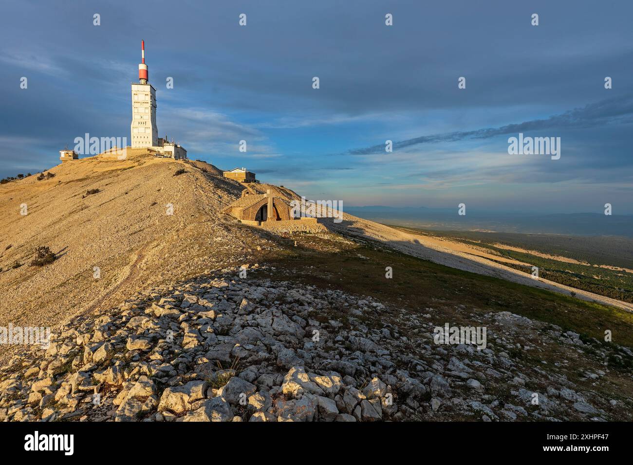 Francia, Vaucluse, Parco Naturale Regionale del Mont Ventoux, Beaumont du Ventoux, strada dipartimentale D974, versante nord, cappella di Sainte Croix (15th ° secolo), su Foto Stock