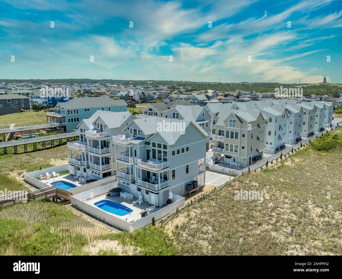 Vista aerea sulla spiaggia appartamenti in affitto con grande terrazza, patio, piscina privata, accesso alla spiaggia presso la famosa destinazione Outer Banks Foto Stock