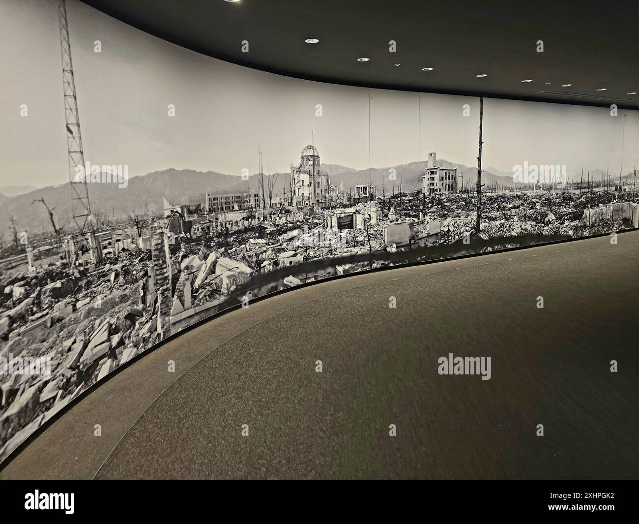 Immagini, manufatti, dipinti per bambini, articoli di abbigliamento dei sopravvissuti, tutti tratti dal bombardamento atomico di Hiroshima, esposti al Museo Memoriale della Pace di Hiroshima. In1945, Hiroshima fu la prima città al mondo ad essere danneggiata da una bomba atomica, sganciata dagli Stati Uniti d'America. Il Peace Memorial Museum raccoglie ed espone fotografie e materiali che mostrano i resti dei sopravvissuti alla bomba A e la devastazione, così come la storia di Hiroshima prima e dopo la bomba A e la situazione durante l'era nucleare. Giappone. Foto Stock