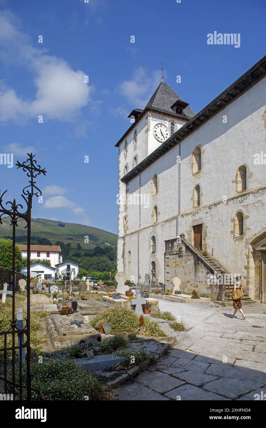 Francia, Pirenei Atlantici, Paesi Baschi, Sare, Chiesa di San Martino e il suo cimitero Foto Stock