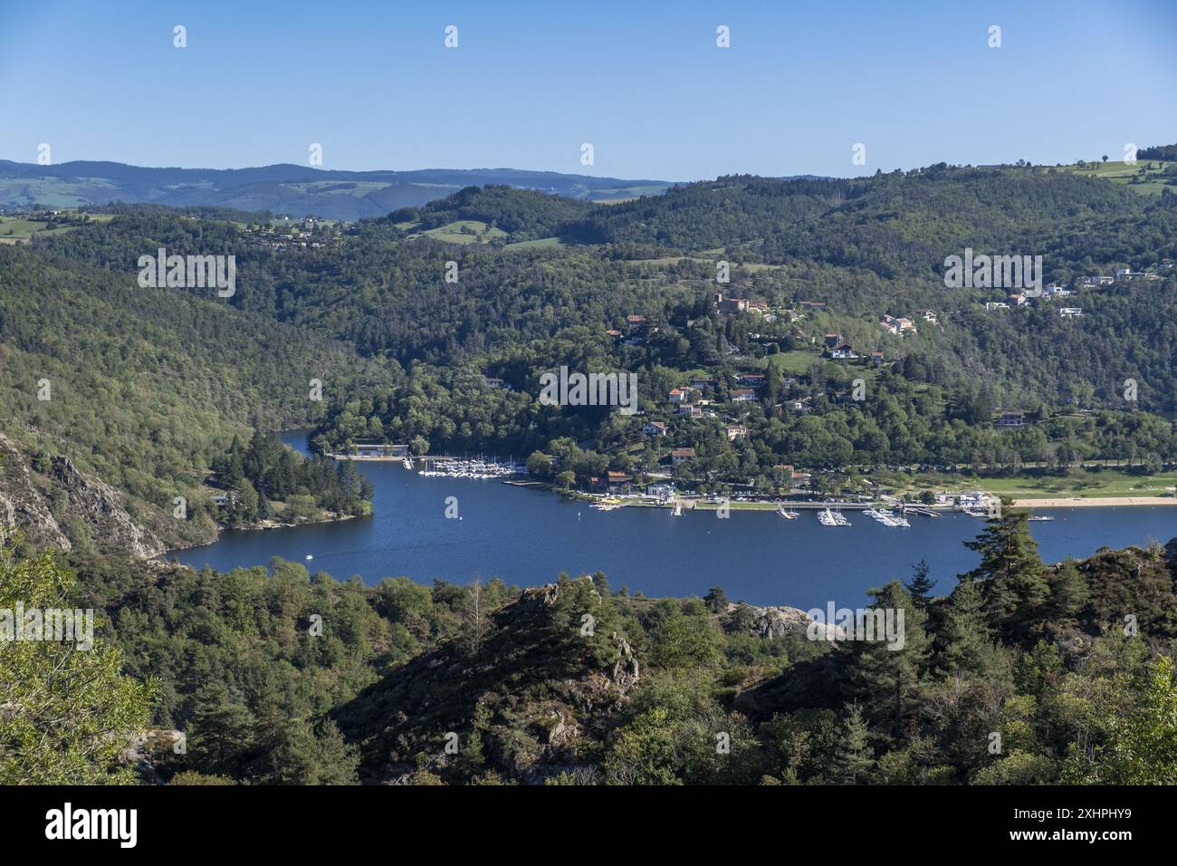 Francia, Loira, Saint Etienne, Saint Victor sur Loire, base nautica e villaggio, lago di Grangent, valle della Loira (vista aerea) Foto Stock