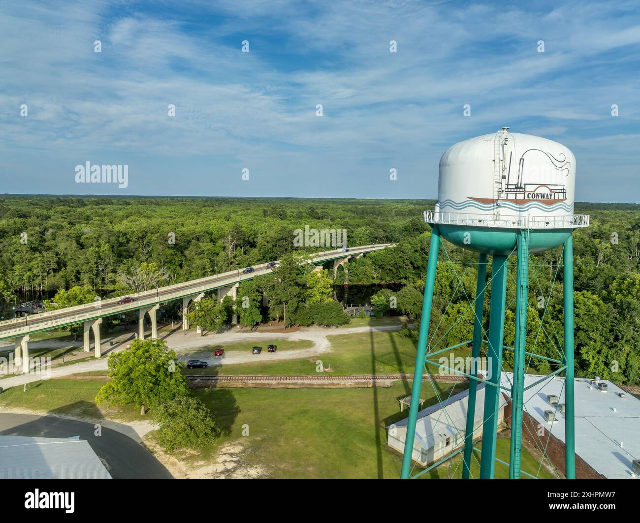 Aerea di Conway, piccola cittadina su un promontorio che si affaccia sul fiume Waccamaw nel South Carolina con la tipica strada principale, la torre dell'acqua e il porticciolo nella contea di Horry Foto Stock
