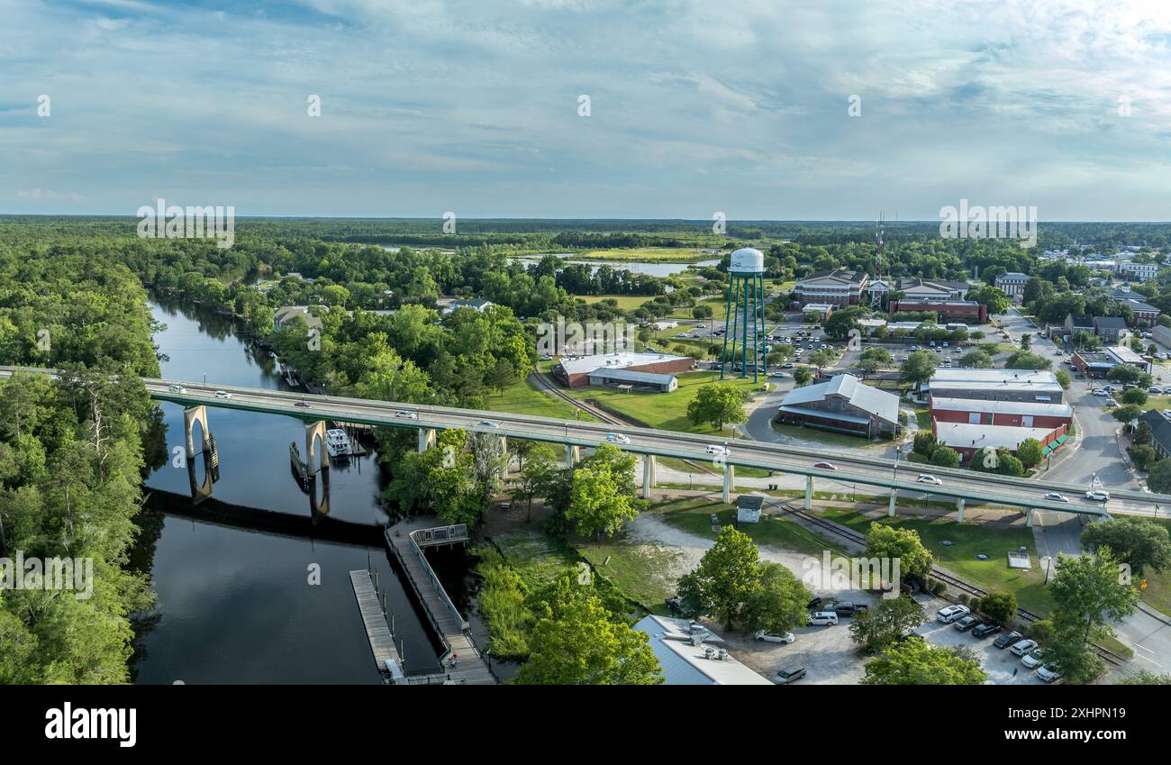 Aerea di Conway, piccola cittadina su un promontorio che si affaccia sul fiume Waccamaw nel South Carolina con la tipica strada principale, la torre dell'acqua e il porticciolo nella contea di Horry Foto Stock