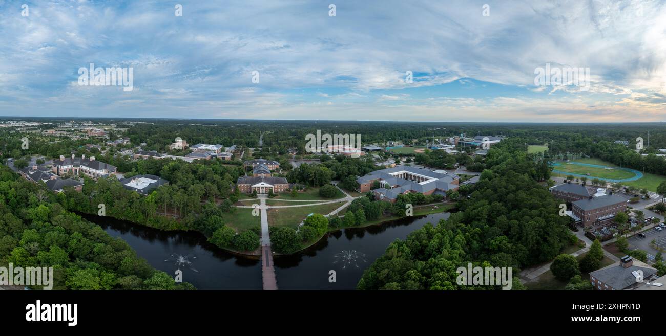 Vista aerea della Coastal Carolina University vicino a Myrtle Beach, South Carolina, ampio campus di istruzione pubblica Foto Stock