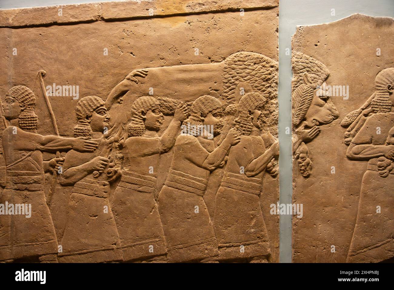 I leoni morti vengono portati via. Lion Hunt di Ashurbanipal. British Museum, Londra, Inghilterra. Foto Stock