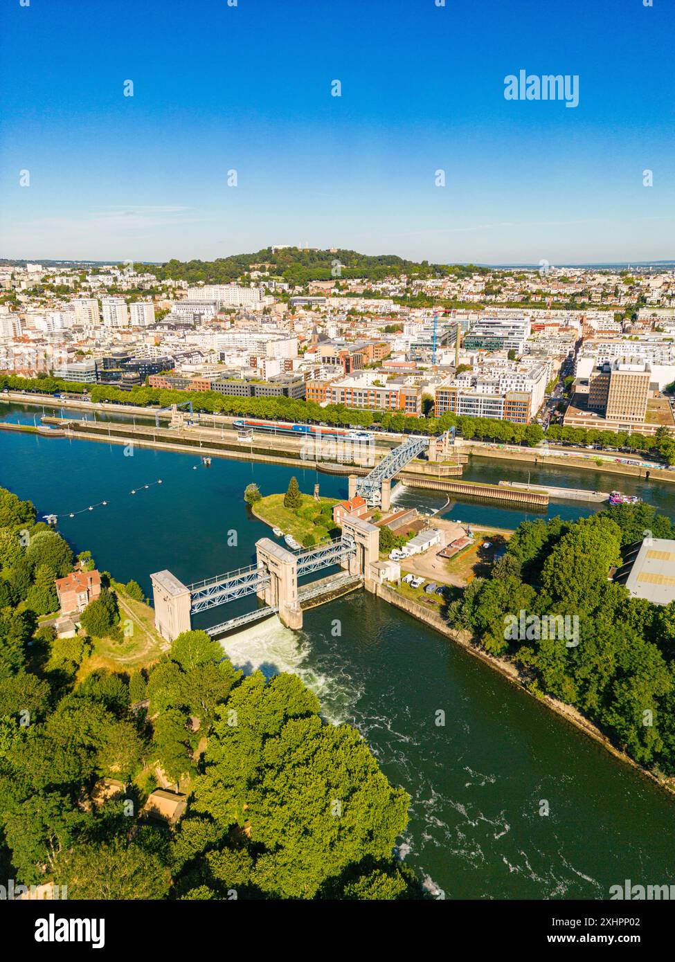 Francia, Hauts de Seine, Suresnes, la chiusa di Puteaux sull'isola di Puteaux e la chiusa di Suresnes sulla Senna (vista aerea) Foto Stock