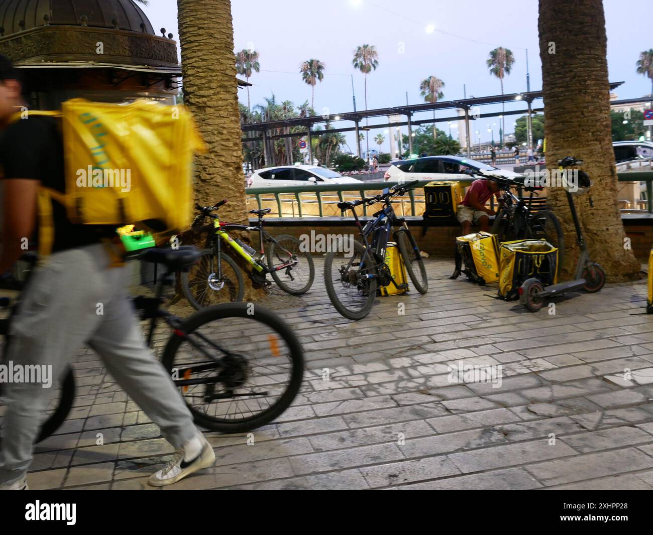 Corrieri con ciclo di consegna cibo, Malaga, Andalusia, Spagna Foto Stock