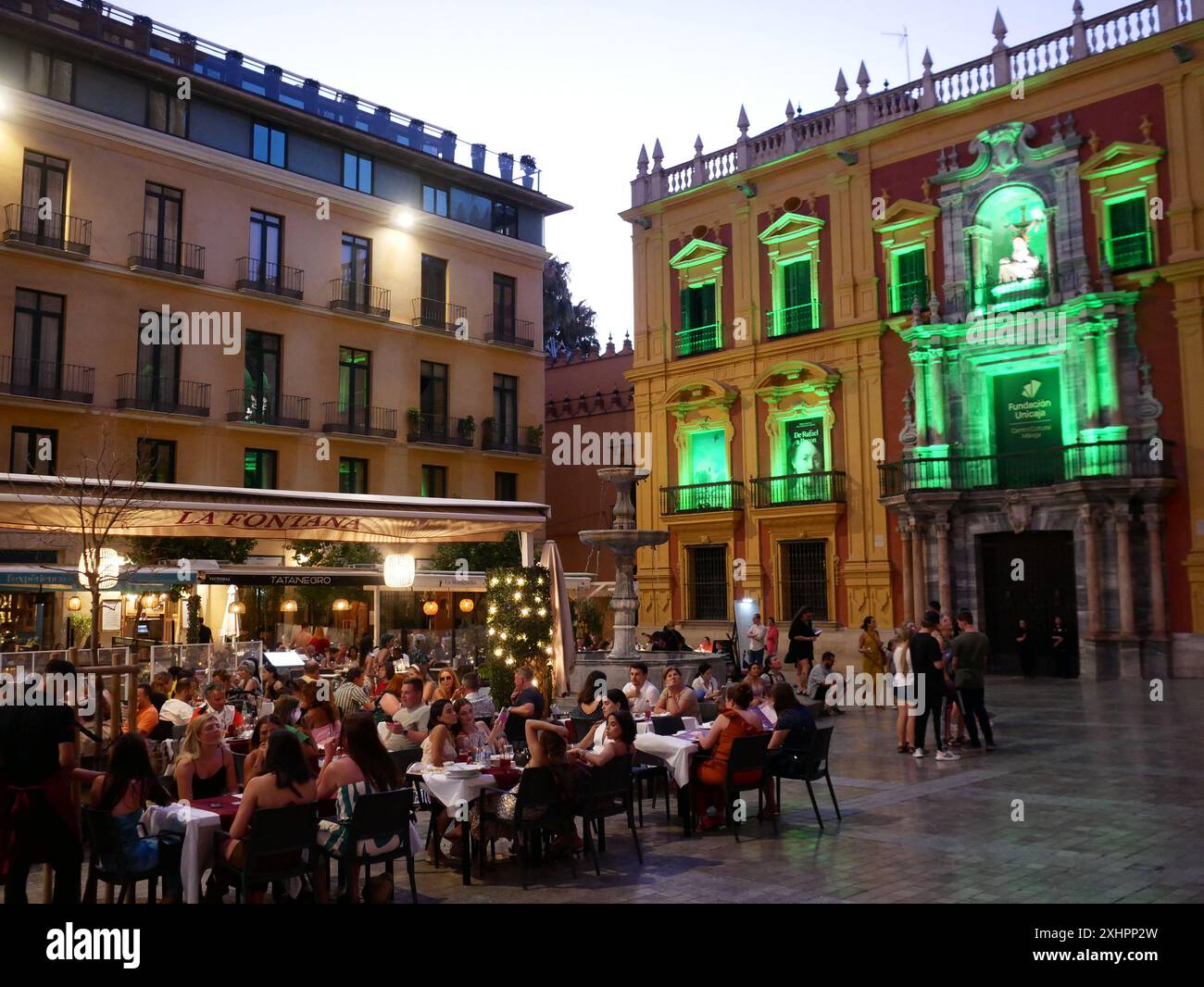 Al fresco cena fuori vita notturna nella città vecchia, Malaga, Spagna Foto Stock