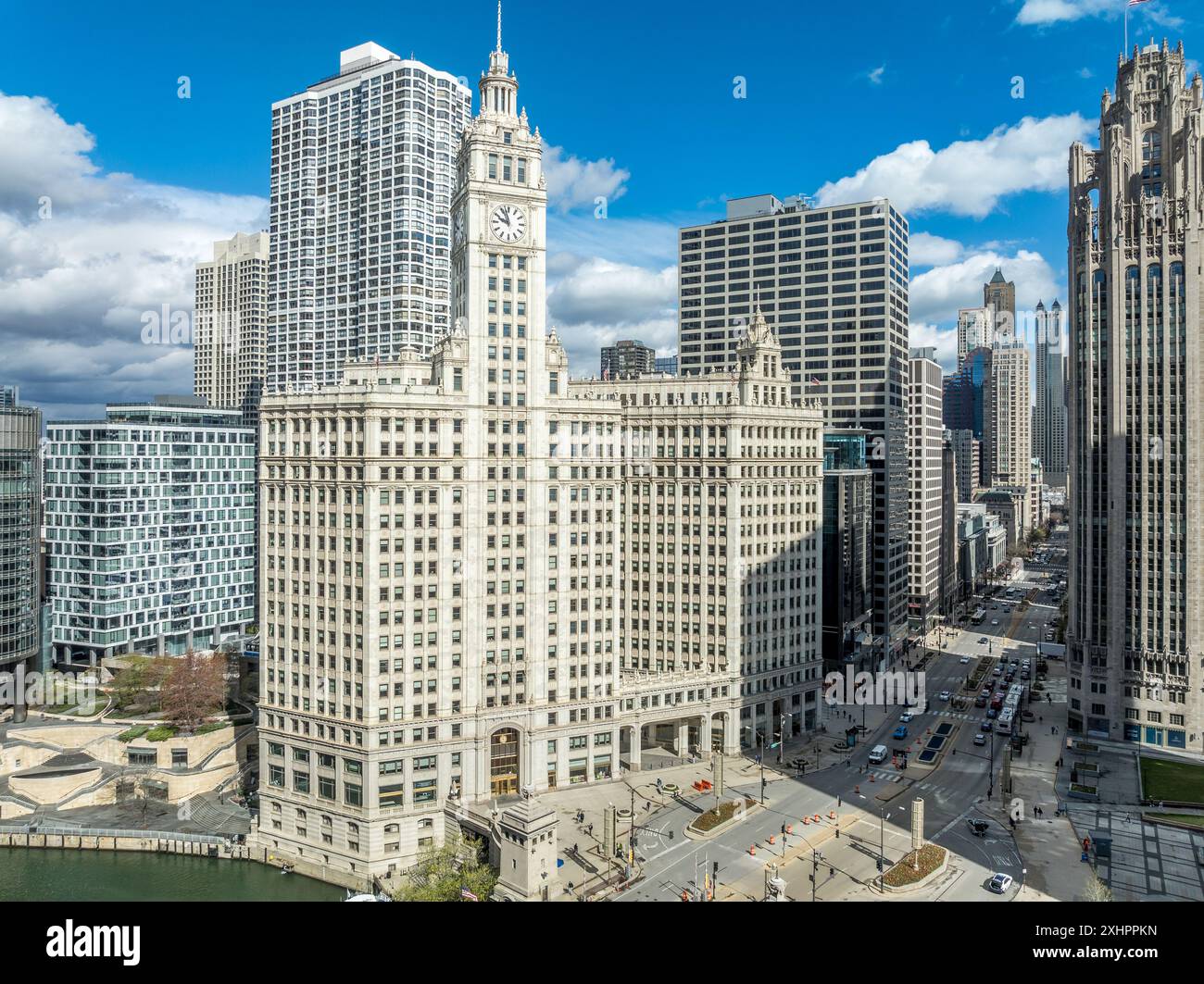 Vista aerea del centro di Chicago, leggendario edificio Wrigley su North Michigan Avenue, vicino a North Side. Situato sul Magnificent Mile Foto Stock
