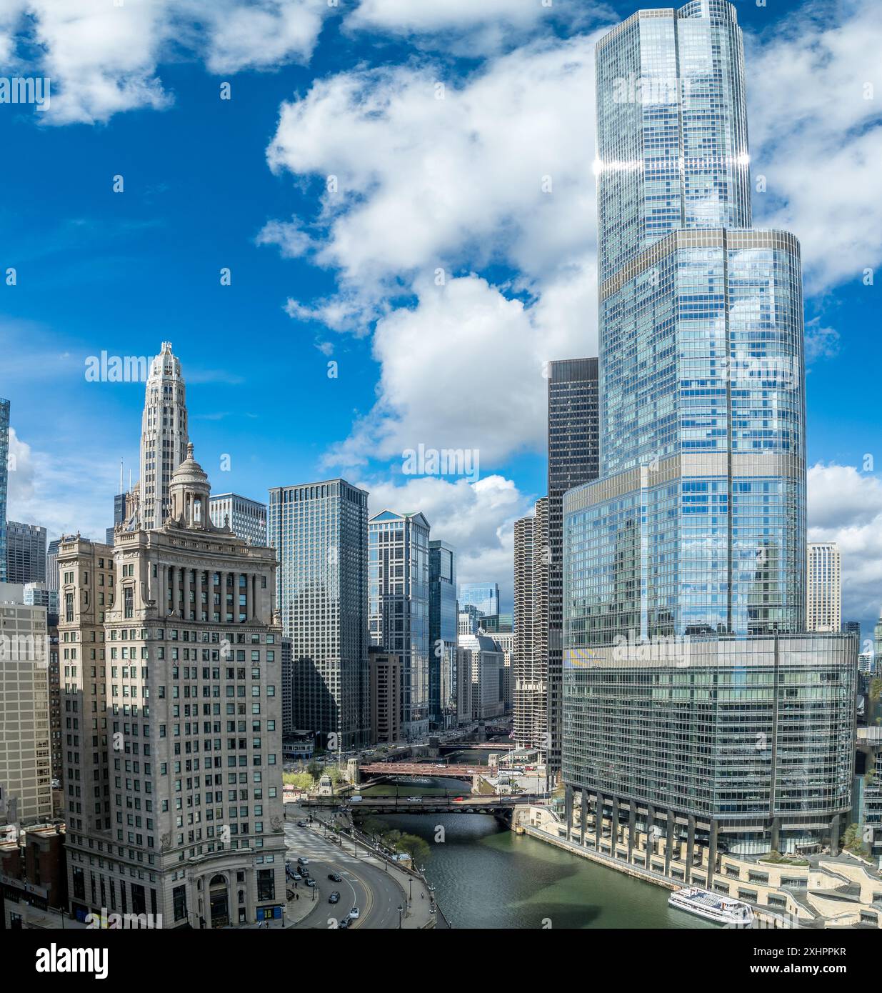 Vista aerea del centro di Chicago, leggendario edificio Wrigley su North Michigan Avenue, vicino a North Side. Situato sul Magnificent Mile Foto Stock