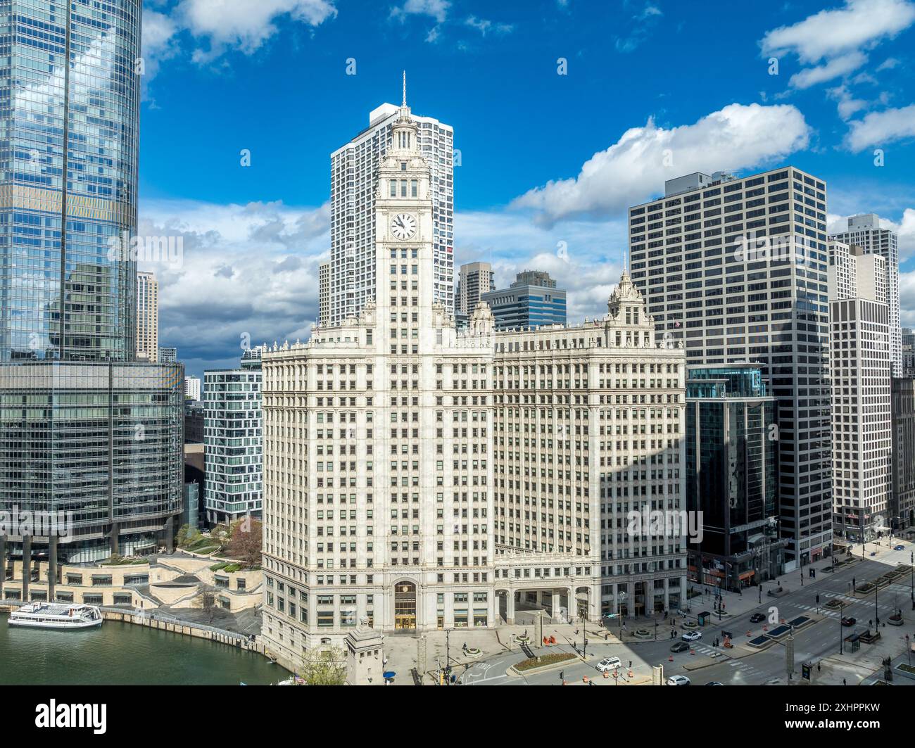 Vista aerea del centro di Chicago, leggendario edificio Wrigley su North Michigan Avenue, vicino a North Side. Situato sul Magnificent Mile Foto Stock