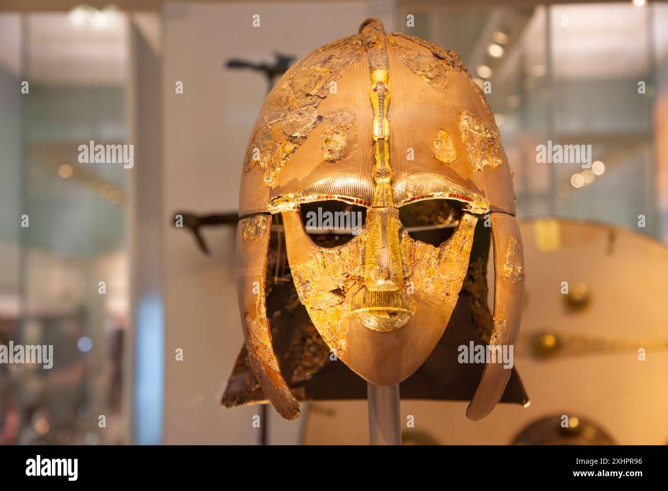 Ultima ricostruzione (costruita nel 1970-1971) dell'elmetto Sutton Hoo. British Museum, Londra, Inghilterra. Foto Stock