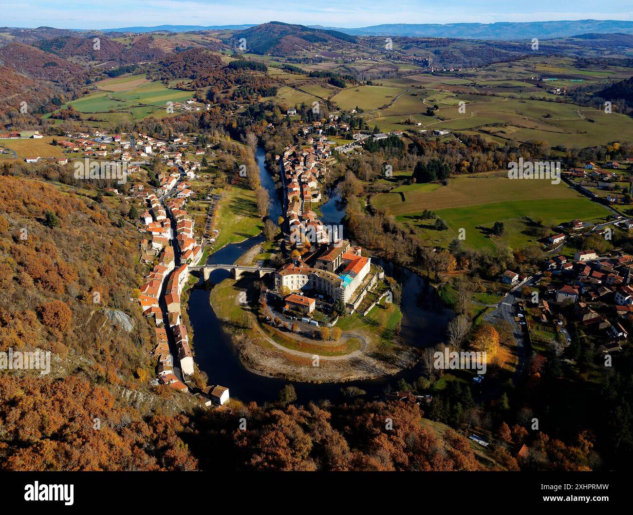 Francia, alta Loira, valle di Allier, Lavoute Chilhac, il villaggio e il Priory Sainte Croix nell'ansa del fiume Allier Foto Stock