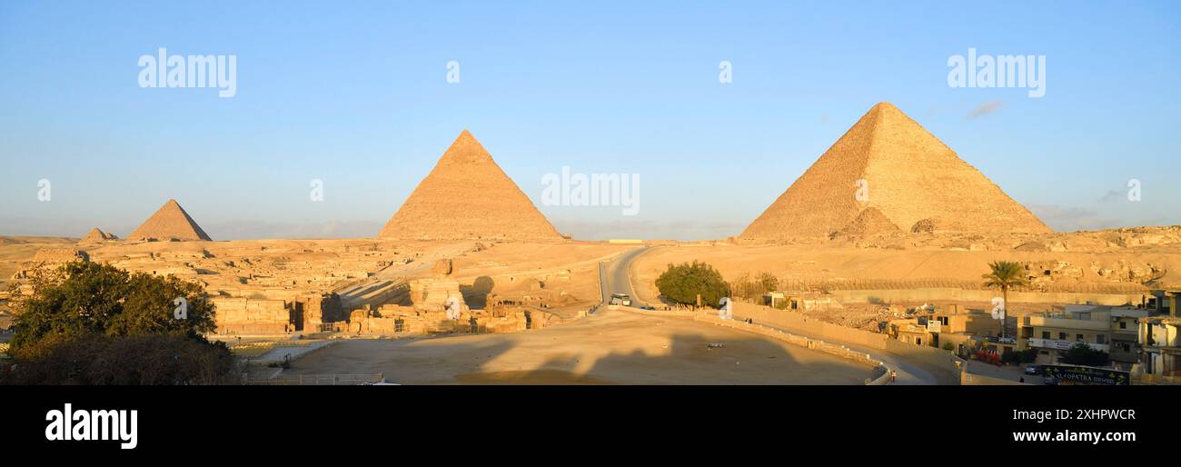 Egitto, Cairo, Giza, patrimonio mondiale dell'UNESCO, la Sfinge di fronte alle piramidi di Menkaure, Chefren e Cheope Foto Stock