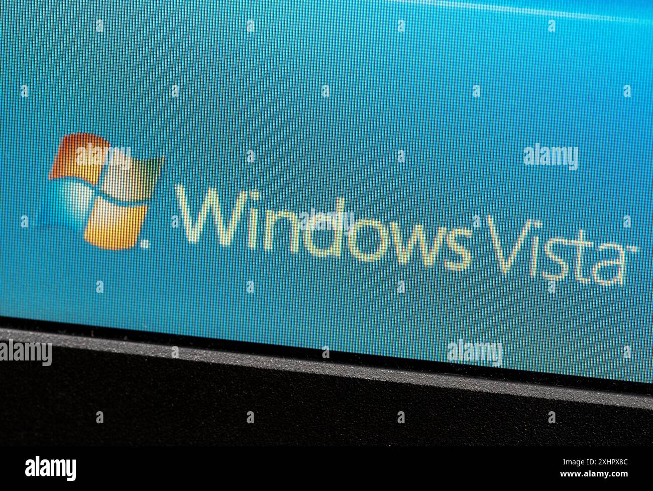 Windows Vista vecchio logo obsoleto della versione del sistema operativo Microsoft su un vecchio notebook retrò tastiera schermo monitor semplicemente macro, chiusura estrema Foto Stock