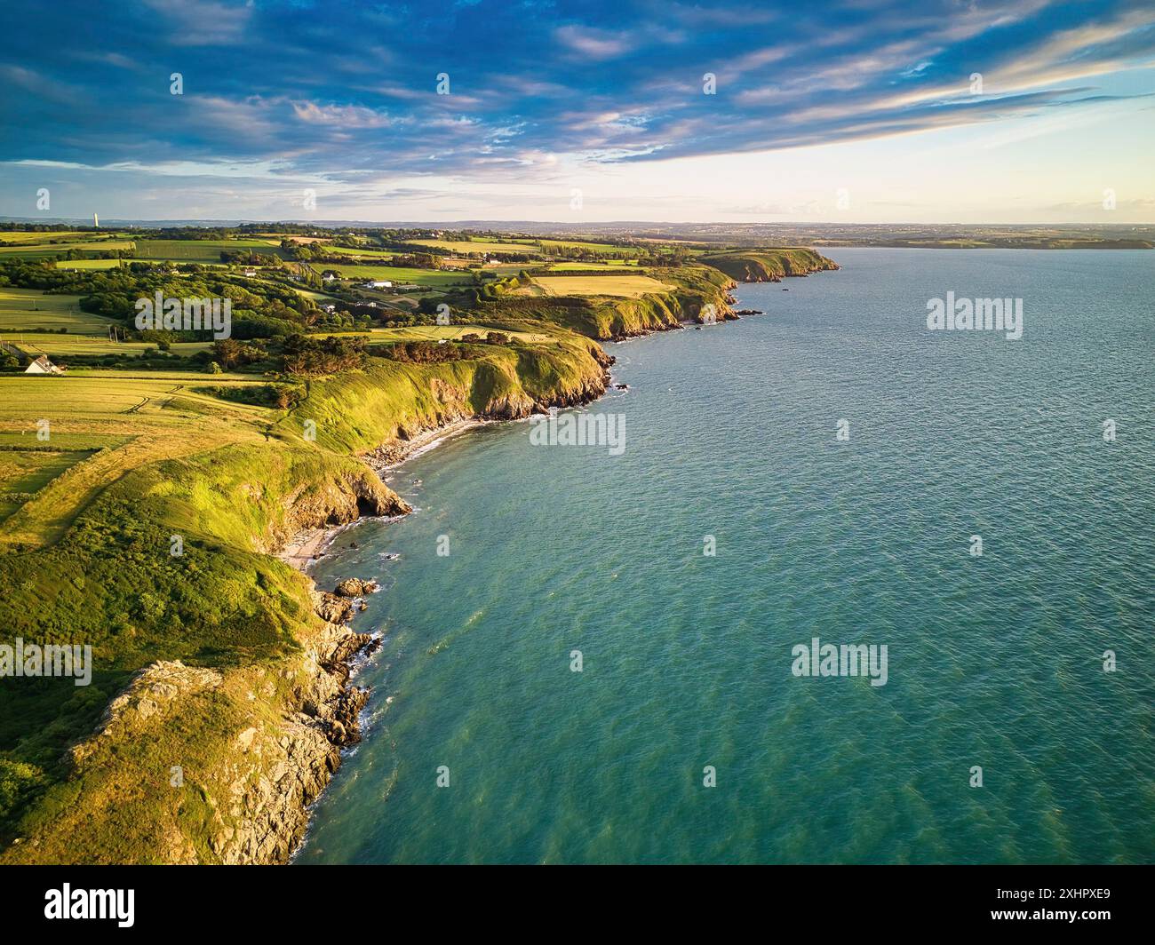 Francia, Côtes d'Armor, Baia di Saint Brieuc, tramonto sulla costa, sul sentiero escursionistico GR 34 o sentiero ufficiale doganale (vista aerea) Foto Stock