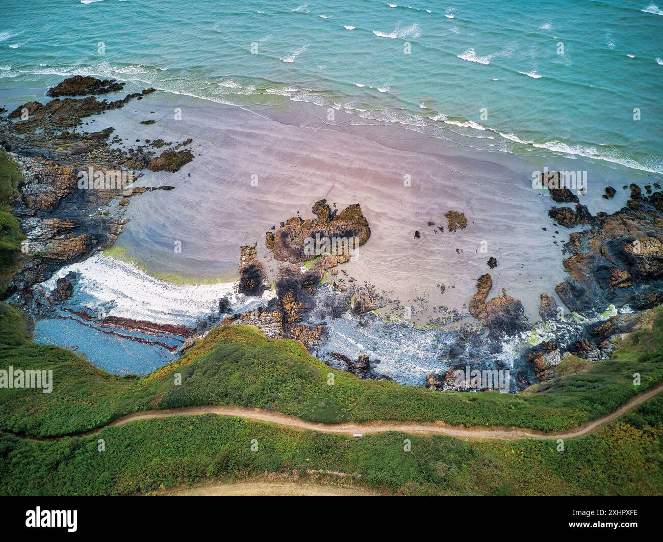 Francia, Côtes d'Armor, Baia di Saint-Brieuc, spiaggia lungo il sentiero GR 34 o sentiero ufficiale doganale (vista aerea) Foto Stock