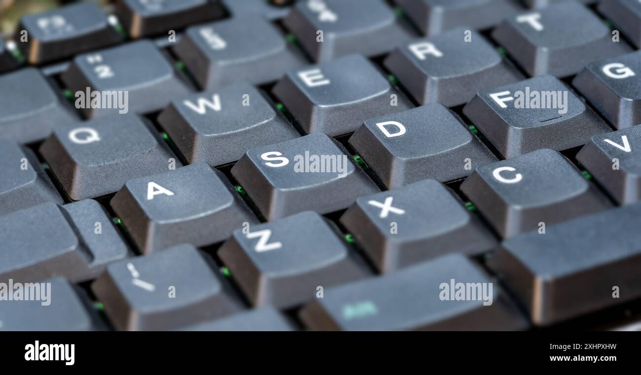 Semplice tastiera generica vecchia tastiera per computer laptop retro con tasti spessi e alti dettaglio degli oggetti, nessuno, nessuno, nessuno, sfondo, DOF poco profondo. O Foto Stock