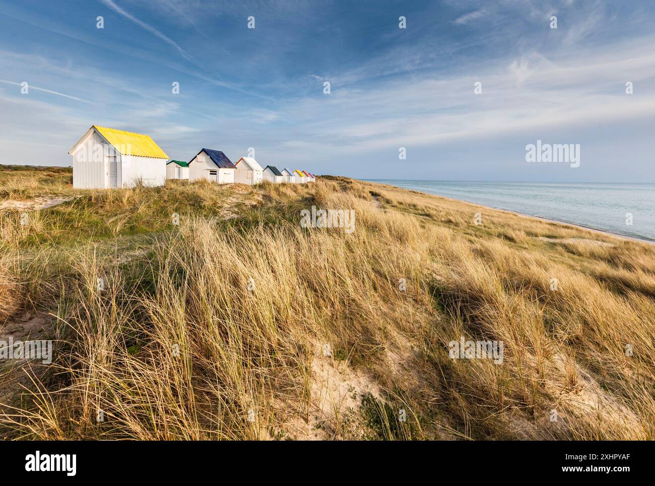 Francia, Manica, Cotentin, Gouville-sur-Mer, capanne famose sulla spiaggia, piccoli capannoni di legno con tetti multicolore Foto Stock