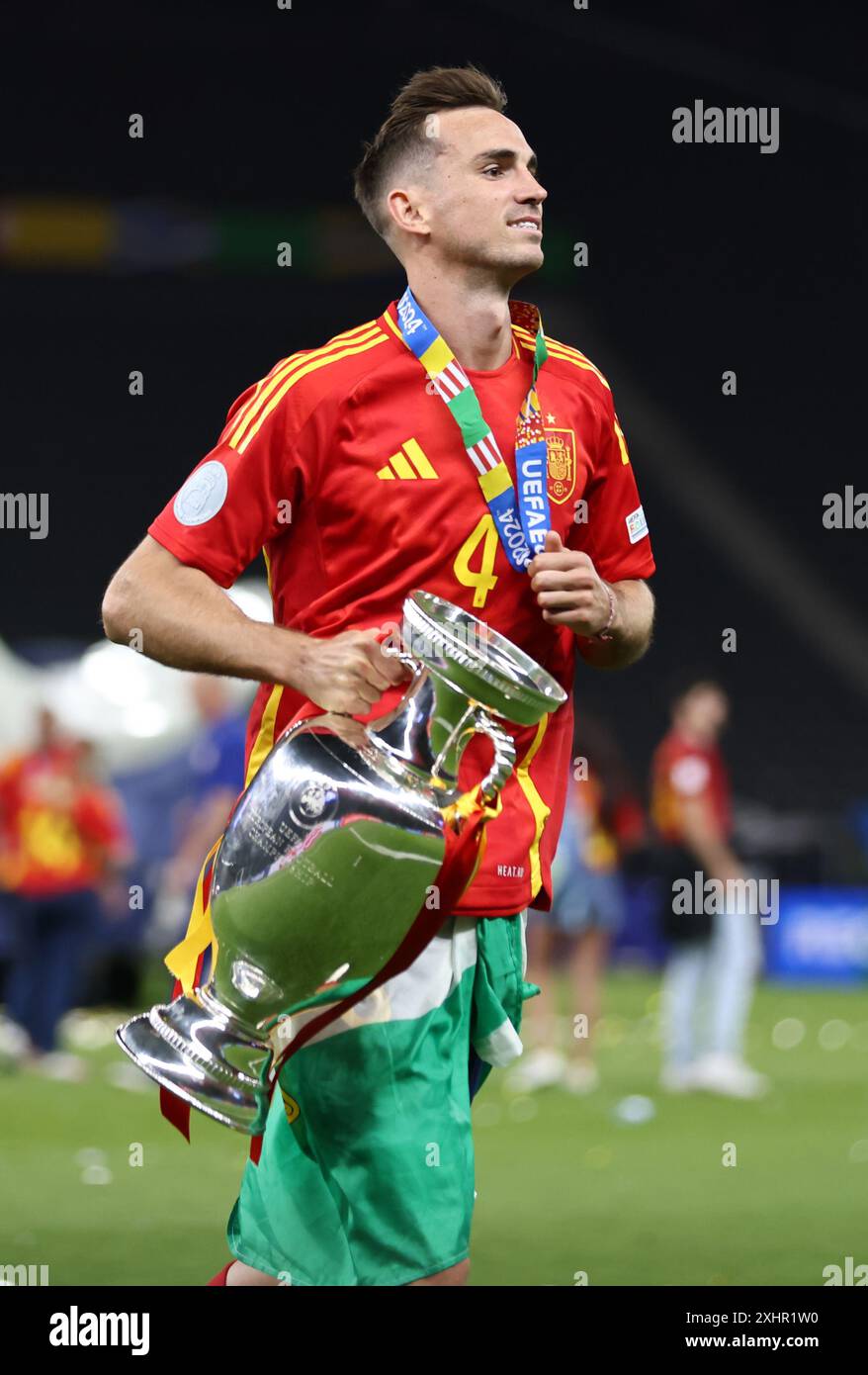 BERLINO, GERMANIA - 14 LUGLIO: Fabian di Spagna con il Trofeo Henri Delaunay UEFA Euro 2024 dopo la vittoria della sua squadra, la finale di UEFA EURO 2024 tra Spagna e Inghilterra all'Olympiastadion il 14 luglio 2024 a Berlino, Germania. © diebilderwelt / Alamy Live News Foto Stock