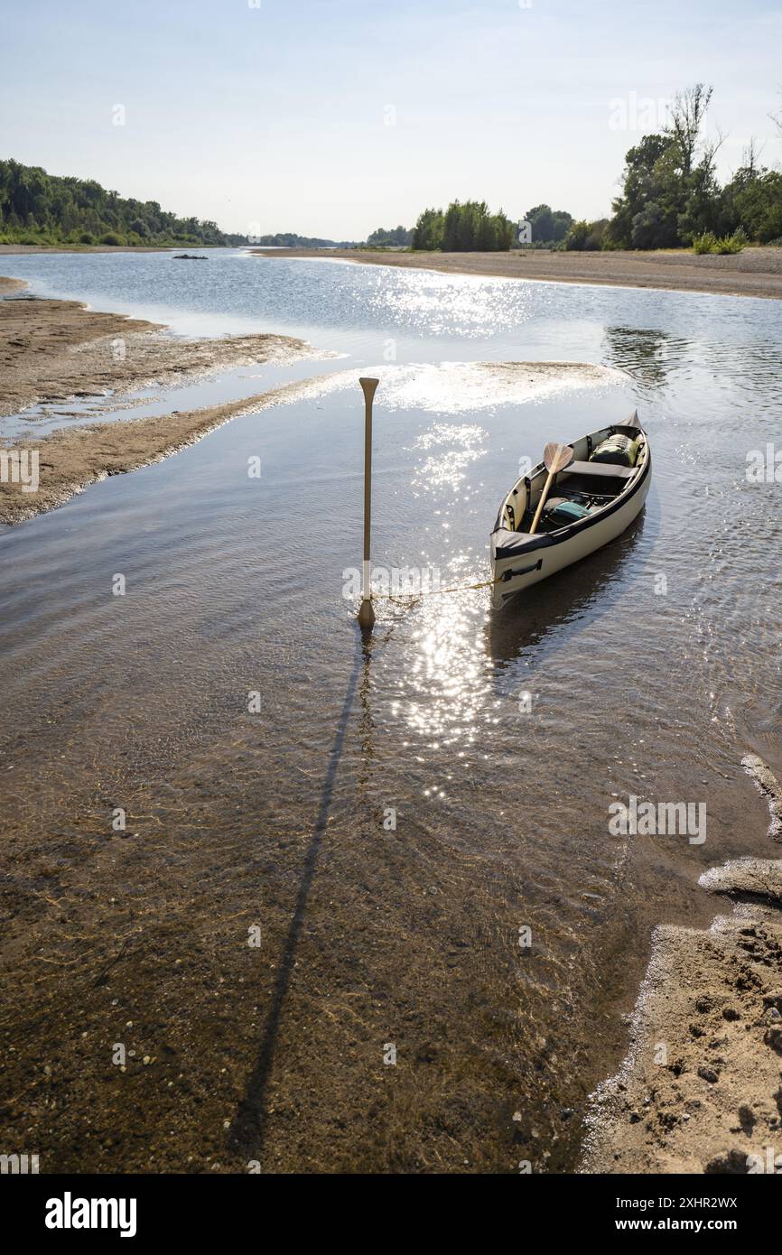 Francia, Indre-et-Loire, canoa canadese senza persona con o senza pagaia, su una spiaggia o sulla Loira Foto Stock