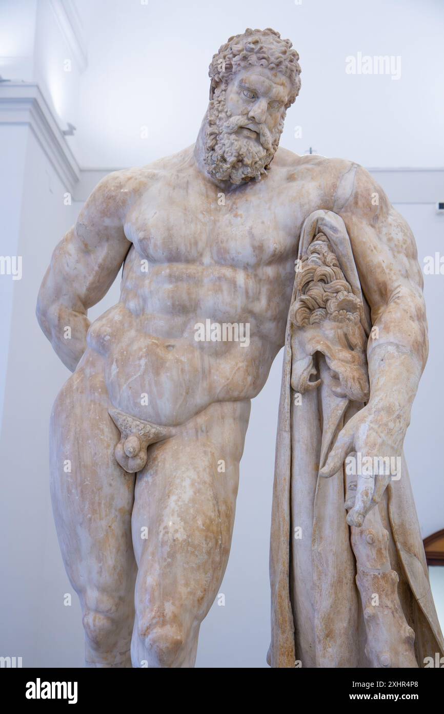 Primo piano della statua di Ercole Farnese. Museo Archeologico di Napoli. Napoli, Italia. Foto Stock