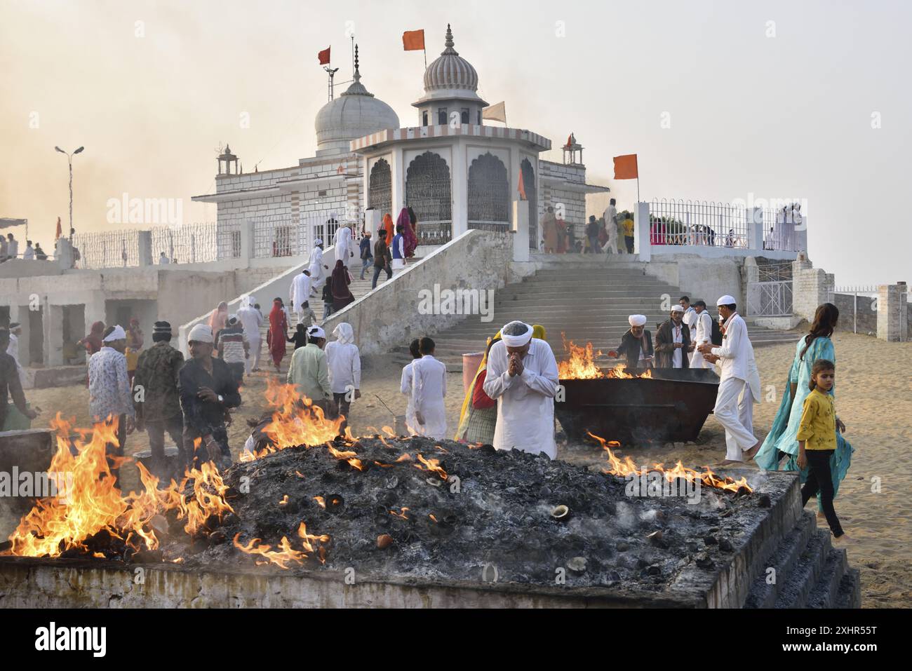 India, Rajasthan, Mukam, tempio Samrathal Dora, festival Jambeshwar, Bishnoi dedica in preghiera prima dell'Avana o del fuoco santo Foto Stock