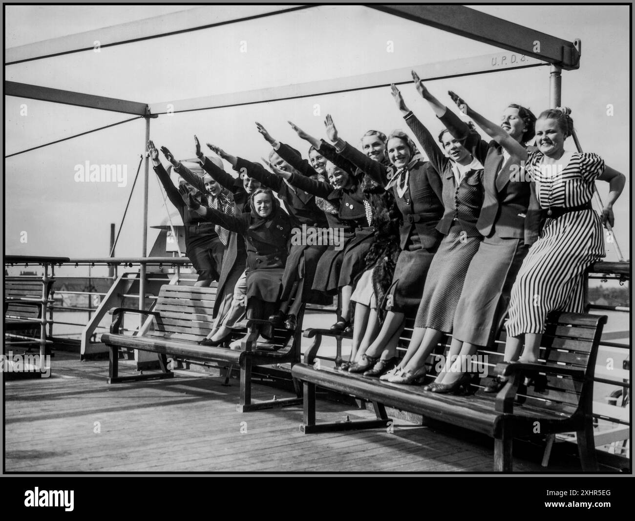 Propaganda nazista le donne passeggeri sul transatlantico KdF-Schiff Wilhelm Gustloff 1938 danno l'Heil Hitler; saluto a sostegno della Germania nazista pre-bellica Foto Stock