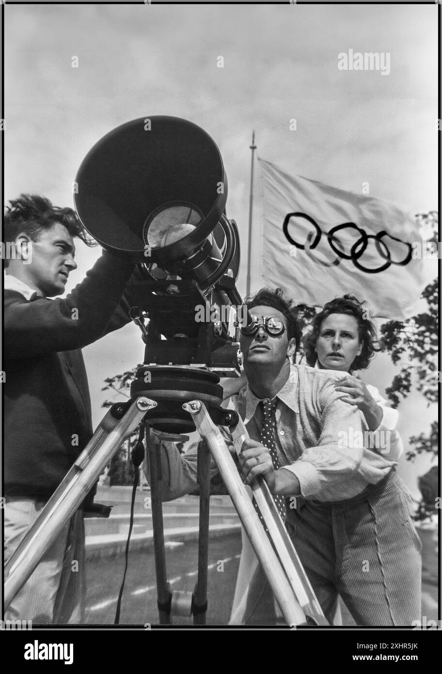 GIOCHI OLIMPICI 1936 LENI RIEFENSTAHL fotografa, regista e attrice tedesca, regista preferito e amico intimo di Adolf Hitler, con il suo cameraman Hans Ertl durante la realizzazione del film dei giochi olimpici del 1936 a Berlino; "Fest der Schönheit" ("Festival della bellezza") e "Fest der Völker" ("Festival delle Nazioni") - 1936 Germania nazista Foto Stock