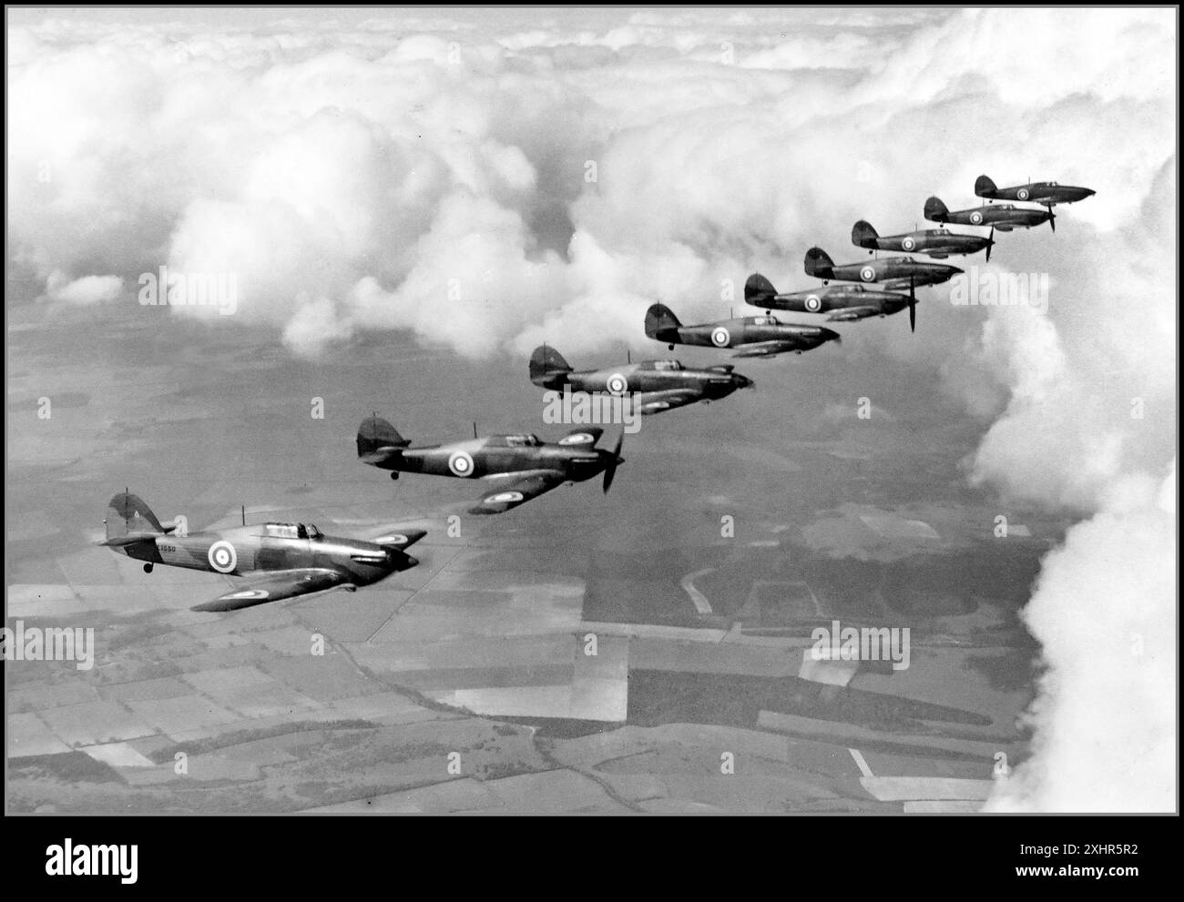 LA BATTAGLIA DELLA seconda guerra mondiale con aerei da caccia Hawker Hurricane del No 111 Squadron, con base alla RAF Northolt, in formazione durante la seconda guerra mondiale, intorno al 1940. Seconda guerra mondiale. Il punto di svolta nella battaglia d'Inghilterra fu il 15 agosto 1940, data che divenne nota come "Battle of Britain Day". In quel giorno, la Luftwaffe lanciò un massiccio attacco a Londra, sperando di distruggere il morale della città e costringere la Gran Bretagna ad arrendersi. La RAF rispose con una consistente forza di aerei da combattimento, seguì una feroce battaglia sui cieli di Londra. La RAF ha prevalso. Foto Stock