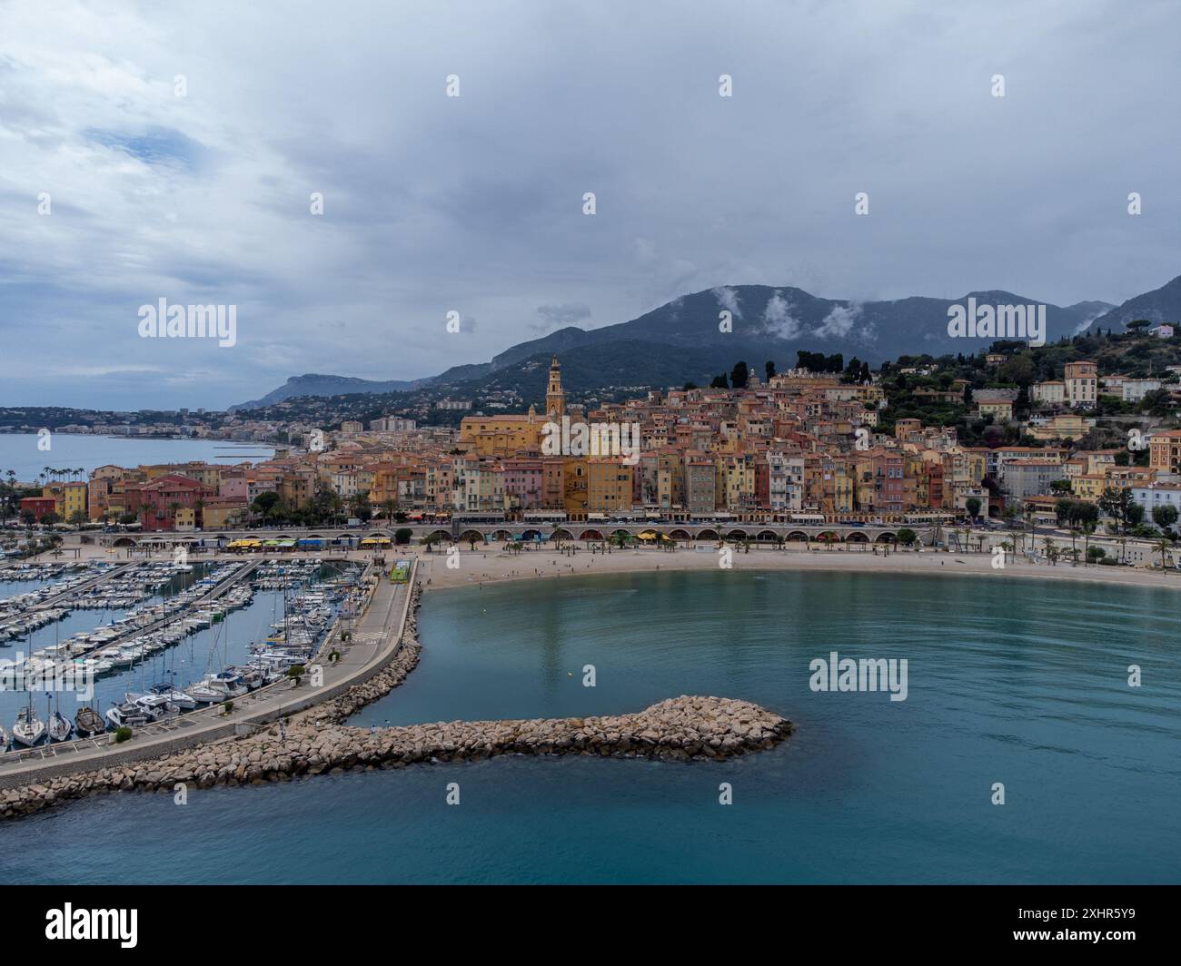 Vista aerea sulla Costa Azzurra, la colorata città vecchia di Mentone e il porticciolo sul blu del Mar Mediterraneo vicino al confine franco-italiano, destinazione di viaggio, panoramica Foto Stock