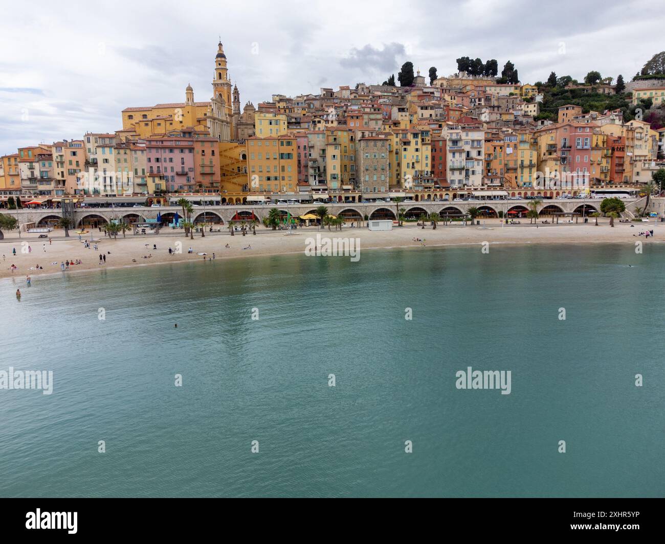 Vista aerea sulla Costa Azzurra, la colorata città vecchia di Mentone e il porticciolo sul blu del Mar Mediterraneo vicino al confine franco-italiano, destinazione di viaggio, panoramica Foto Stock