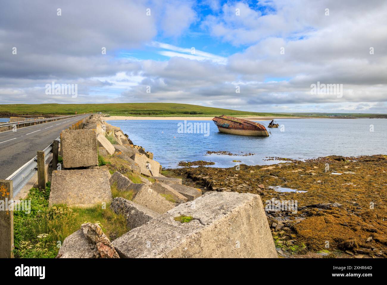 Barche affondate vicino alla Churchill Barrier No. 3 a Weddell Sound, Isole Orcadi, Scozia settentrionale Foto Stock