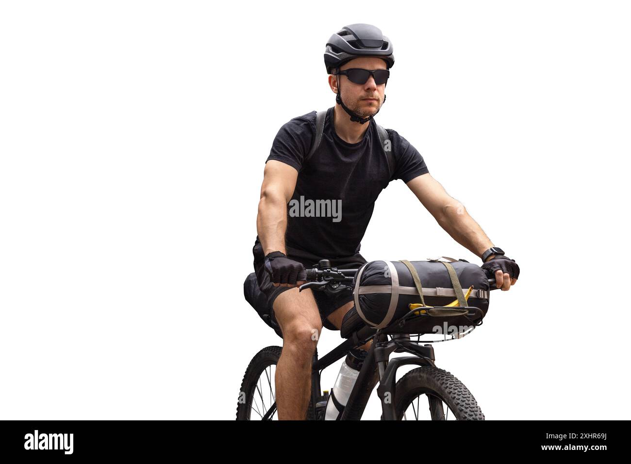 Ciclista su Cross Country Mountain Bike con borse isolate dallo sfondo Foto Stock