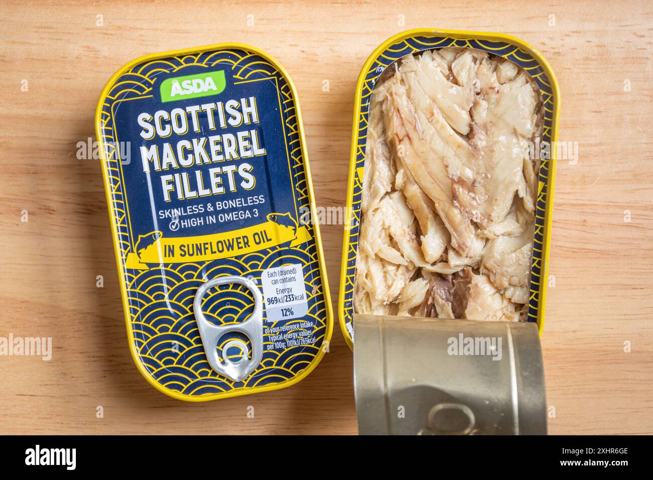 Due lattine o lattine di filetti di sgombro scozzesi Asda, una aperta. Pesce o cibo in scatola o in scatola Foto Stock