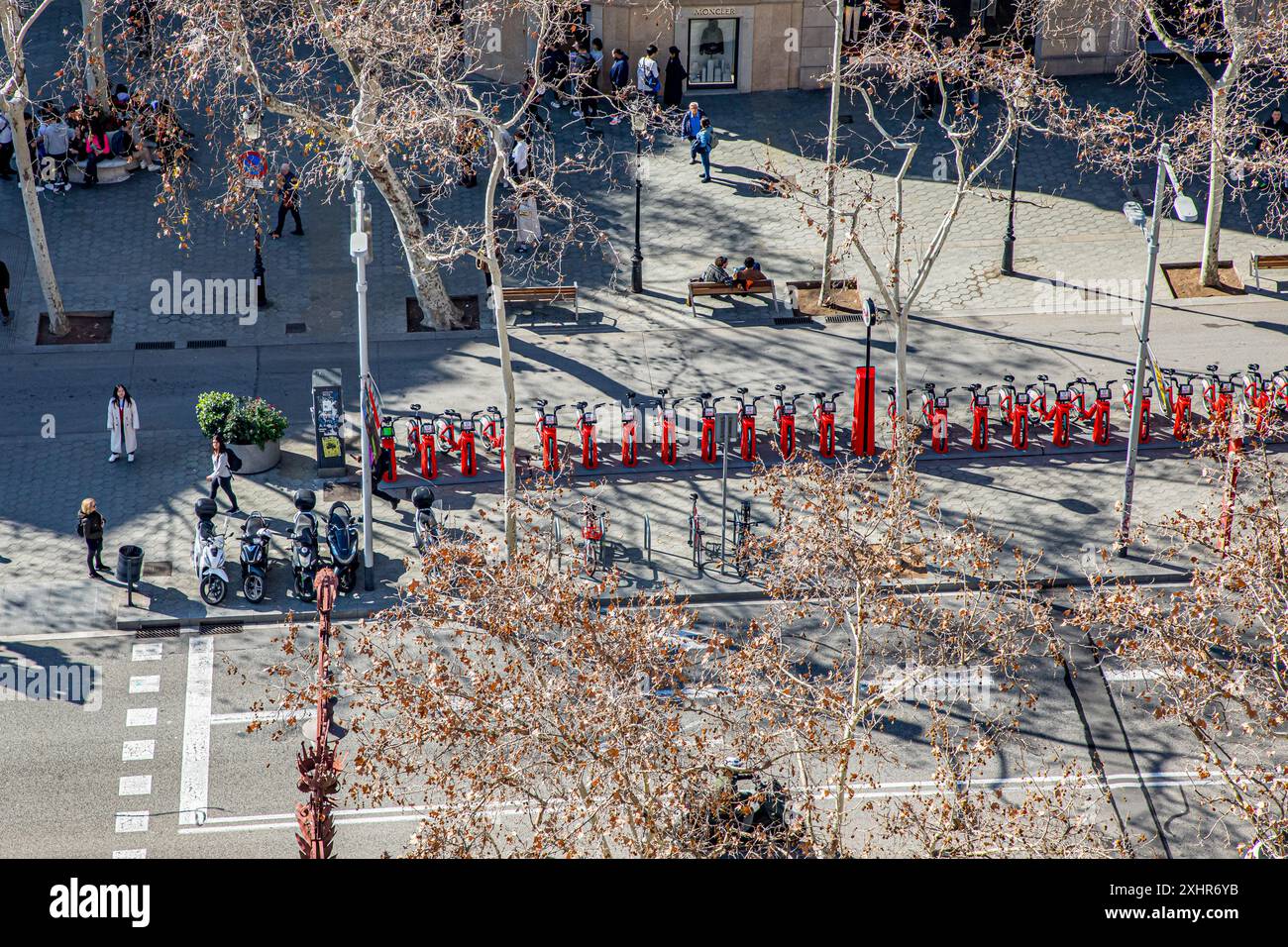 Linea di biciclette elettriche ecologiche a noleggio pubblico in una strada di Barcellona in Spagna Foto Stock