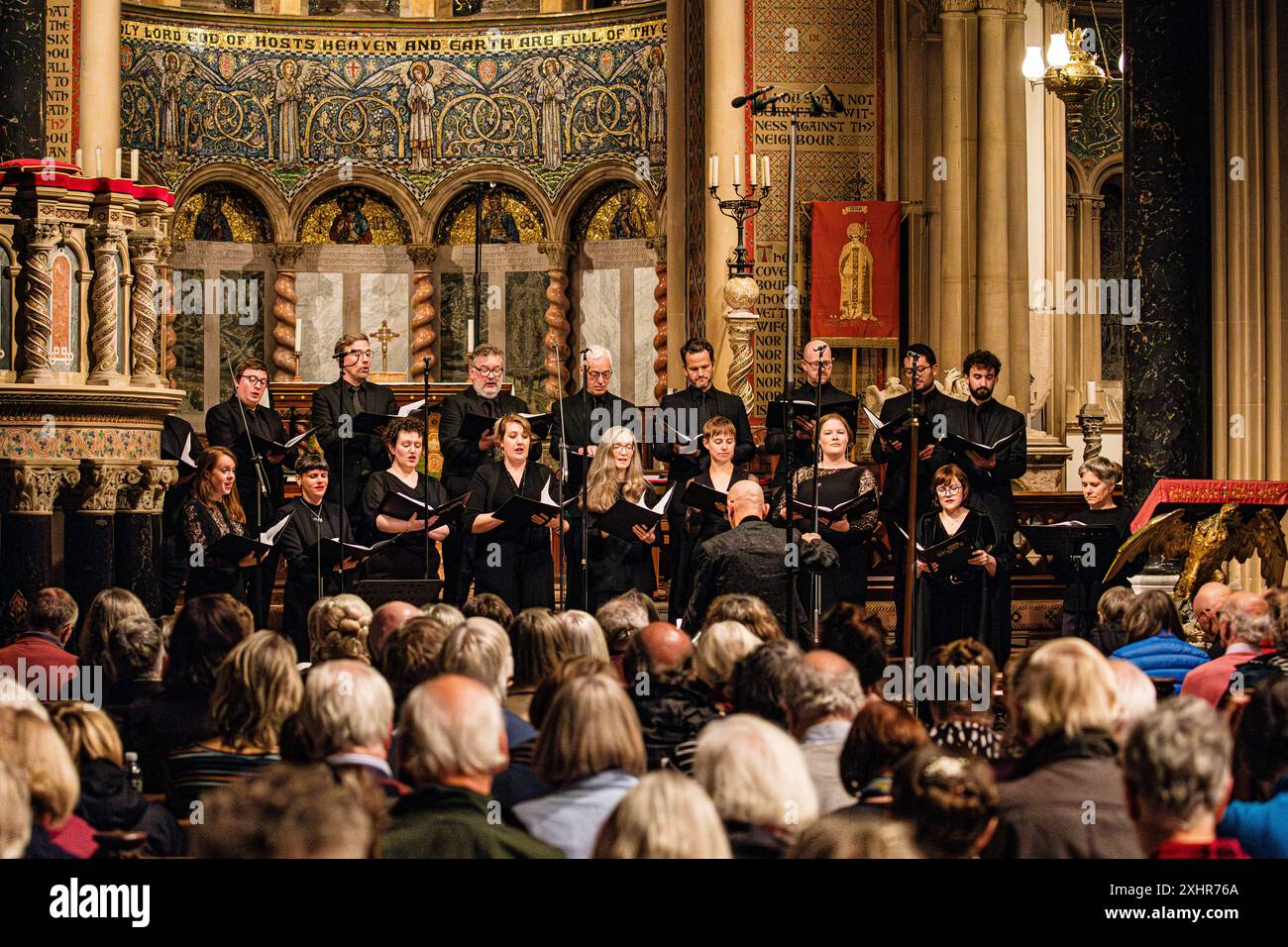 BBC Singers gruppo corale che canta in concerto nella chiesa italiana di Wilton, Salisbury, Wiltshire, Inghilterra, Regno Unito Foto Stock