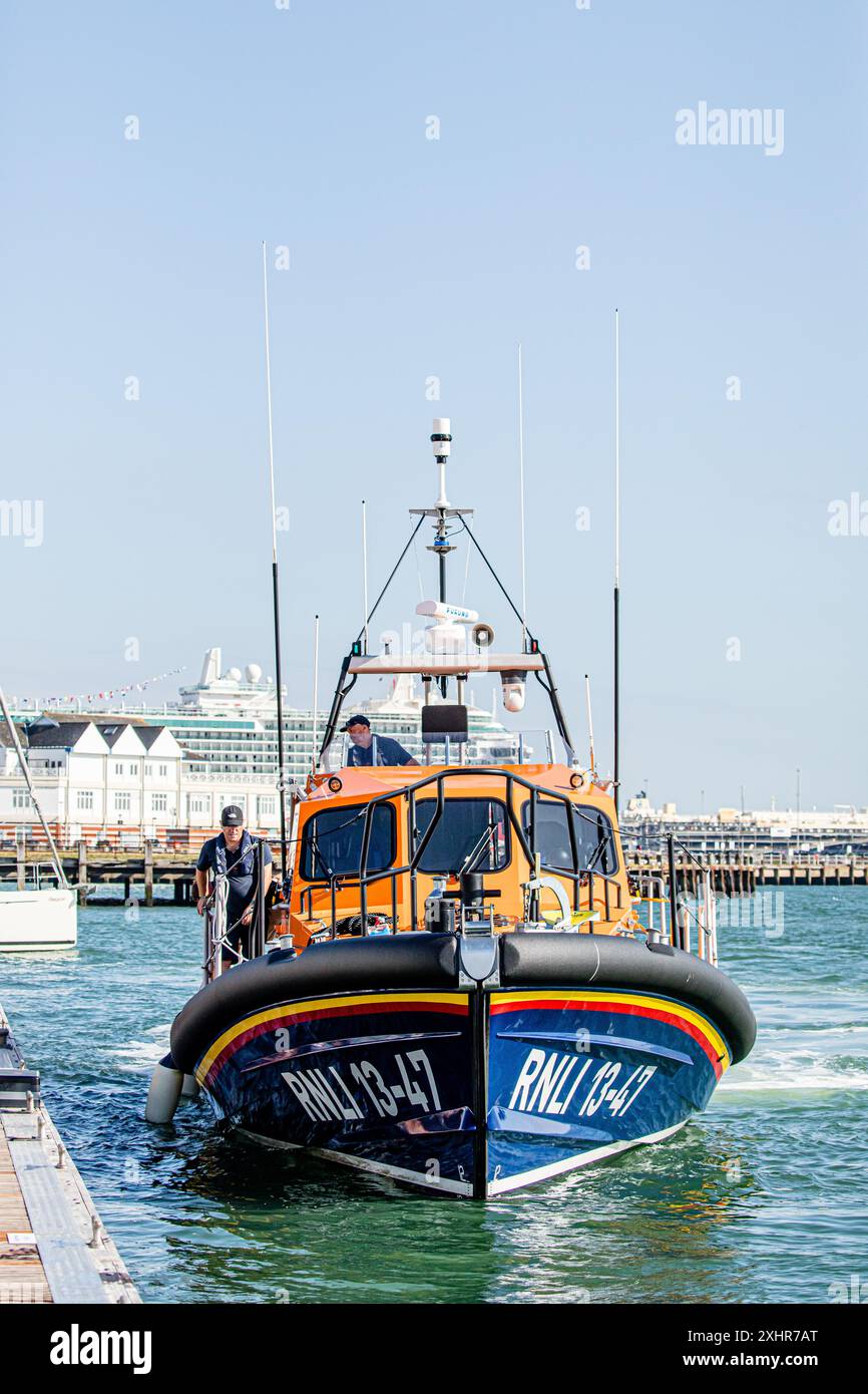Imbarcazione di salvataggio RNLI 13-47 in movimento attraverso l'acqua - vista frontale Foto Stock