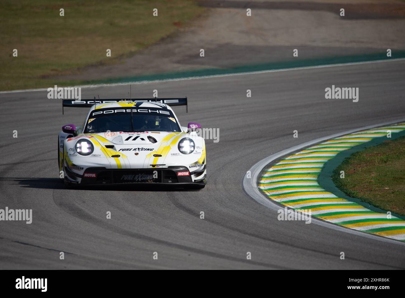 São PAULO, SP - 14.07.2024: FIA WEC 6 HORAS DE São PAULO - Porsche 911 GT3 R LMGT3 guidata da Aliaksandr Malykhin, Joel Sturm e Klaus Bachler durante il Rolex 6 Horas de São Paulo, il 14 giugno 2024 sul circuito Interlagos-SP. (Foto: Renato Assis/Fotoarena) Foto Stock