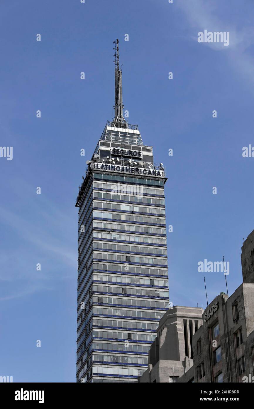 Latin American Tower, Torre Latinamericano, città del Messico, Messico, costruito nel 1956, America centrale, grattacielo con logo Latam sulla parte superiore, design moderno, blu Foto Stock