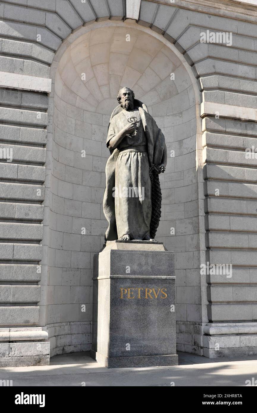 Madrid, Spagna, Europa, Statua di San Pietro davanti a uno sfondo architettonico che irradia dignità e storia Foto Stock