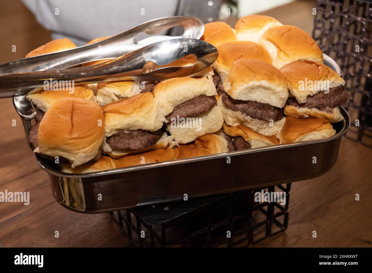 Gli hamburger Slider servivano piatti per gli ospiti della festa, ma erano ancora sguazzati da mangiare. Foto Stock