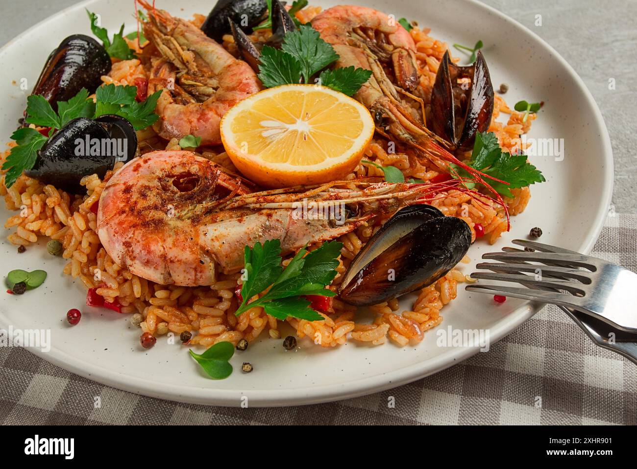 Paella mit Meeresfruechten, Risotto mit Garnelen und Muscheln, Reis, hausgemacht, Blick von oben, keine Personen Foto Stock
