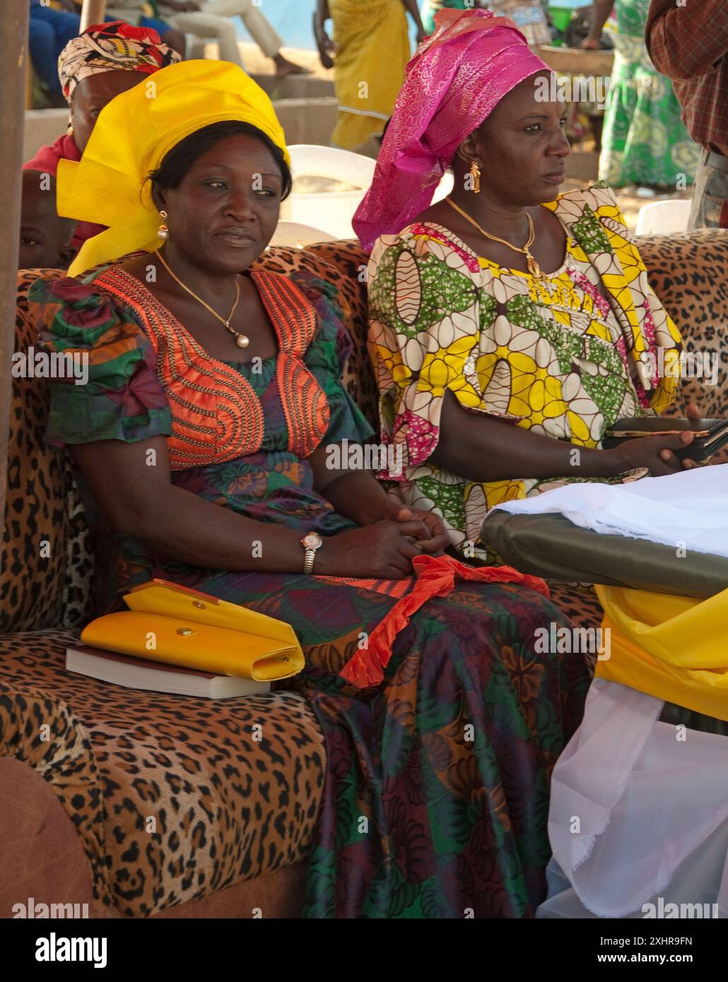 Sposa (a sinistra), matrimonio tradizionale, Kaduna, Stato di Kaduna, Nigeria - secondo giorno, devono essere indossati abiti diversi. Foto Stock