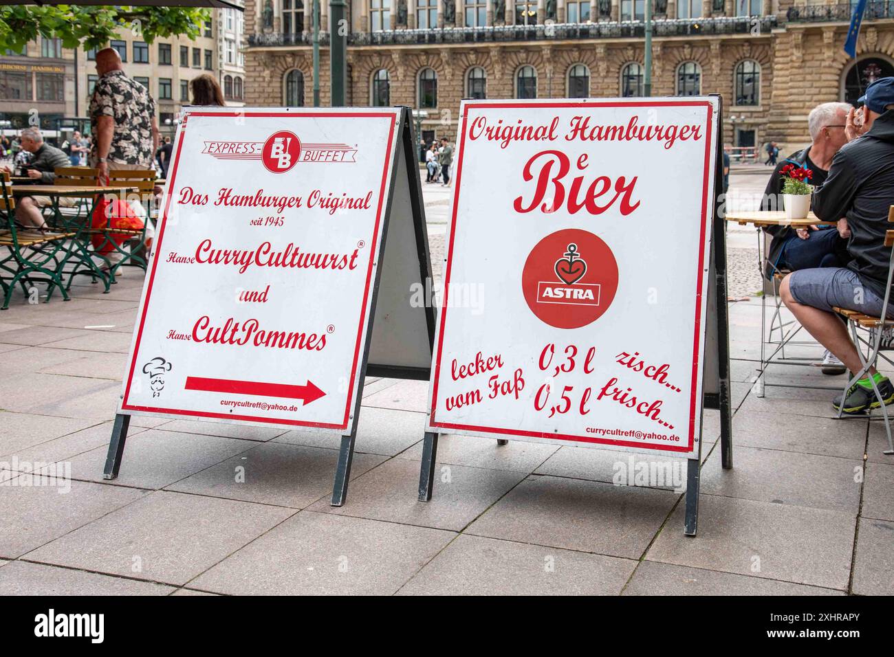 A-boards che pubblicizza birra Astra, curry wurst e patatine fritte di piazza Rathausmarkt nel quartiere Altstadt di Amburgo, Germania Foto Stock