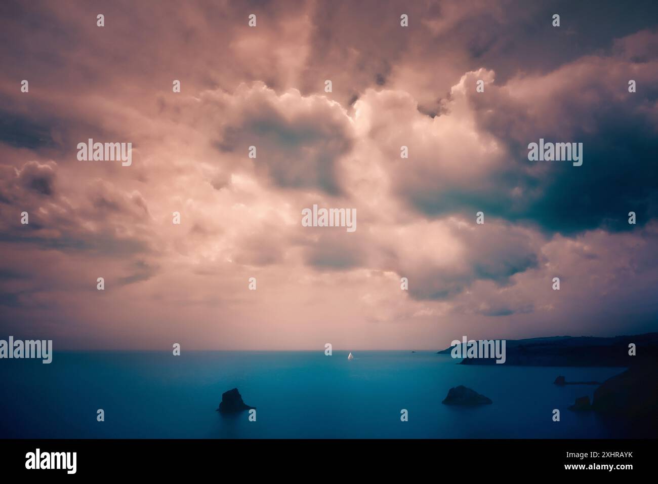 ARTE FOTOGRAFICA: Dall'altra parte del mare da Berry Head vicino a Brixham, nel sud-ovest dell'Inghilterra. (Adatto per copertine di libri © Edmund Nagele F.R.P.S.) Foto Stock