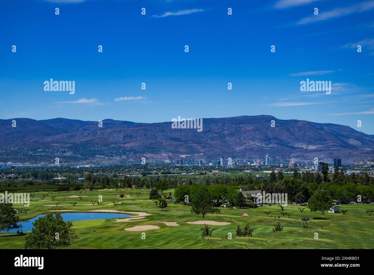 Vista del centro città e dell'Harvest Golf Club (primo piano) a Kelowna, British Columbia, Canada Foto Stock