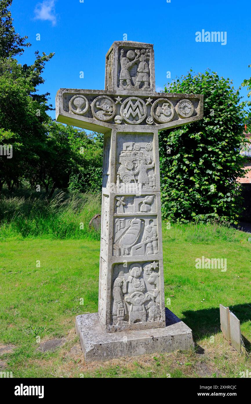 Croce moderna nello stile delle antiche croci celtiche - opere d'arte all'esterno della chiesa parrocchiale di San Giovanni Battista, Devizes, Wiltshire. Data: Luglio 2024. Estate. Foto Stock